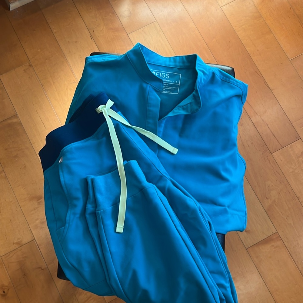 Figs scrubs